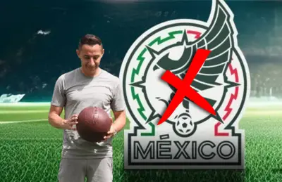Andrés Guardado con balón y logo de la Selección Mexicana con tache rojo/ Foto Estadio Deportes.