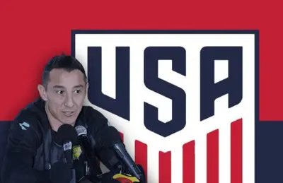 Andrés Guardado con micrófonos y logo de USA/Foto Pinterest.
