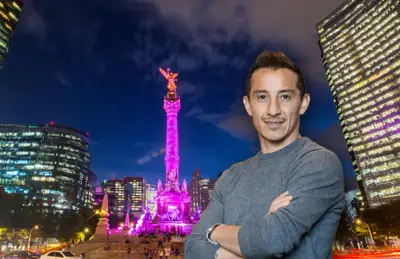 Andrés Guardado de brazos cruzados y Ángel de la Independencia/ Foto México Desconocido.