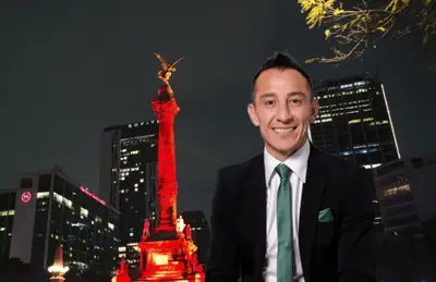 Andrés Guardado de traje en el Ángel de la Independencia/Foto Spanish.news