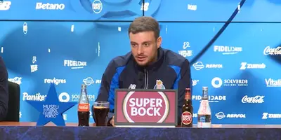 Anselmi en confe de prensa. Captura de Porto