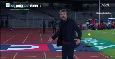 Anselmi reclamando penal. Captura de TUDN