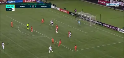 Antes del descanso, se puso bueno el partido y las Chivas se van con ventaja.