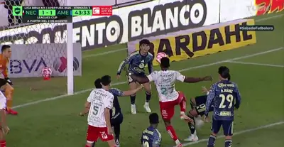 Antes del Necaxa, Cambindo encontró el empate en un tiro de esquina. Sin embargo, pareciera que Malagón pudo haber hecho más.