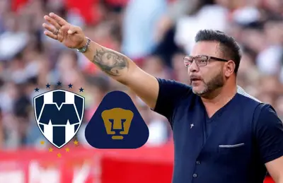 Antonio Mohamed con brazo extendido, logos de Pumas y Rayados/Foto BeSoccer.
