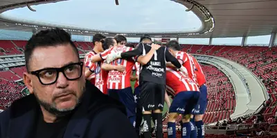 Antonio Mohamed junto a futbolistas de Chivas / FOTO FOX SPORTS