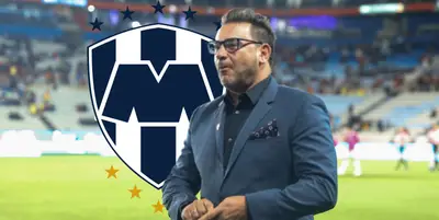 Antonio Mohamed junto al escudo de Monterrey / FOTO MILENIO