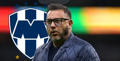 Antonio Mohamed junto al escudo de Rayados / FOTO ENFOQUE NOTICIAS