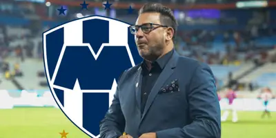 Antonio Mohamed junto al escudo de Rayados / FOTO FÚTBOL TOTAL