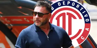 Antonio Mohamed junto al escudo del Toluca / FOTO JUAN FÚTBOL