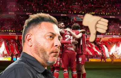 Antonio Mohamed y emoji de dedo hacia abajo/ Foto Toluca.