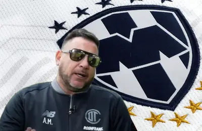 Antonio Mohamed y escudo de Monterrey/ Foto Marti.