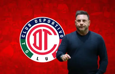 Antonio Mohamed y escudo del Toluca/Foto AD Noticias.