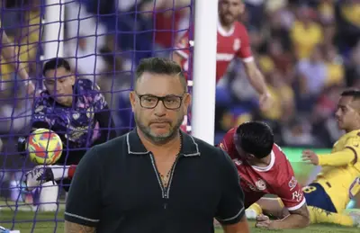 Antonio Mohamed y jugadores disputando balón/ Foto W Deportes.