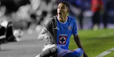 Antuna tirado en el césped en partido con Cruz Azul. Foto: TV Azteca
