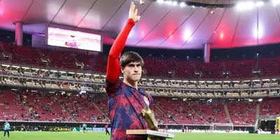 Armando con reconocimiento. Foto: Chivas