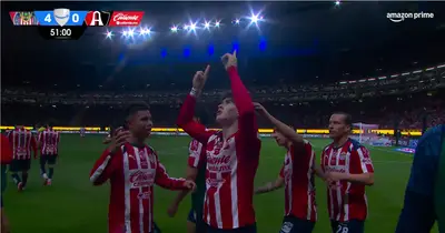 Armando González consiguió su tercer gol de la noche y Chivas ya le gana 4 por 0 al Atlas. Tras el tercero, Alan Pulido celebró con él.