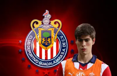 Armando González y logo de Chivas/Foto Pinnaxis.