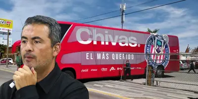 Arturo Ortega junto a camión de Chivas / FOTO FÚTBOL TOTAL