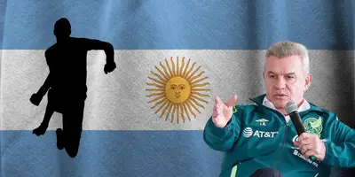 Bandera de Argentina de fondo, tomada de Canva, con Aguirre al frente