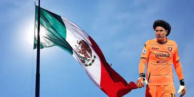 Bandera de México tomada de Canva y Guillermo Ochoa con uniforme de Salernitana.