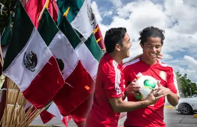 Banderas de México, Marco Fabián y Giovani Dos Santos riendo/ Foto El Sol de Sinaloa.