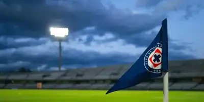 Banderín de Cruz Azul en CU. Foto: TUDN