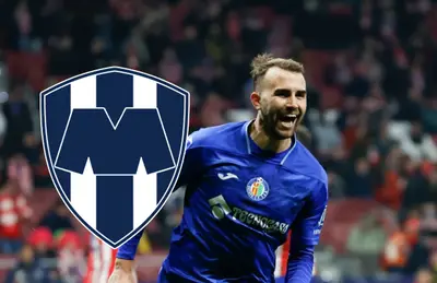 Borja Mayoral y escudo de Rayados/Foto Antena 3.