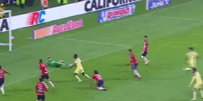 Brian Rodríguez rompió el cero con un golazo al minuto 20 luego de burlar a toda la defensa de las Chivas