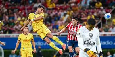 Cáceres defendiendo vs Chivas. Foto: América