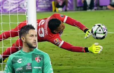 Camilo Vargas y Kevin Mier atajando penal/ Foto ESPN.