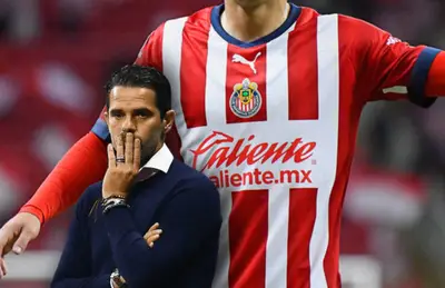 Camiseta de Chivas y Fernando Gago/ Foto Fútbol Total.