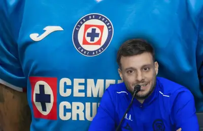 Camiseta de Cruz Azul y Martín Anselmi/ Foto Bolavip.