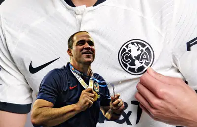 Camiseta del América y André Jardine/Foto ESTO.