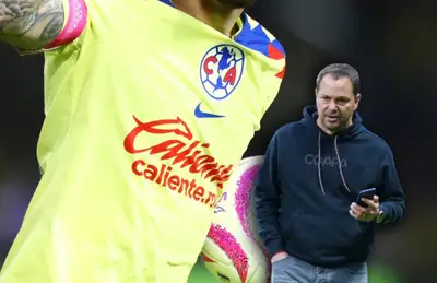 Camiseta del las Águilas y Santiago Baños/Foto Goal.com