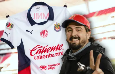 Camiseta oficial del Guadalajara y Amaury Vergara/ Foto Chivas.