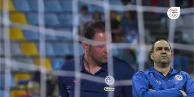 Captura de pantalla tomada de Claro Sports de Jardine revisando la cancha del Hidalgo.