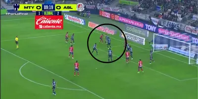 Captura de TV Azteca de la posible mano de Rayados
