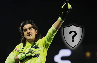 Carlos Acevedo festejando y equipo sin escudo/Foto Fútbol Total.