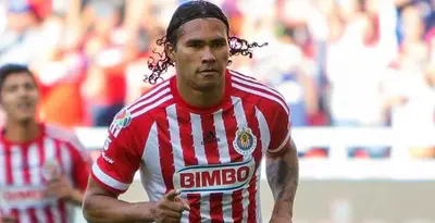 Carlos Peña con el jersey de Chivas / FOTO ESPN