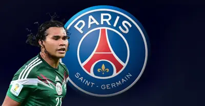 Carlos Peña junto al escudo del Paris Saint Germain / FOTO BRANDEMIA