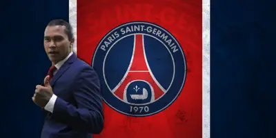 Carlos Peña junto al escudo del PSG / FOTO QUADRATÍN MÉXICO