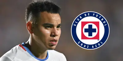 Carlos Rodríguez junto al escudo de Cruz Azul / FOTO JUAN FÚTBOL