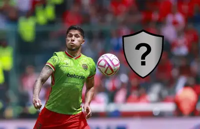 Carlos Salcedo jugando y escudo sin equipo/ Foto PorEsto!