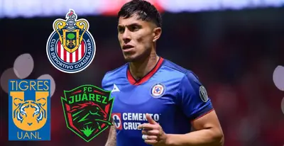 Carlos Salcedo junto a escudos de Chivas, Tigres y Juárez / FOTO TV AZTECA
