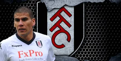 Carlos Salcido junto al escudo del Fulham / FOTO TELEMUNDO