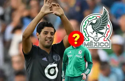 Carlos Vela festejando y jugador oculto/ Foto Fútbol Total.