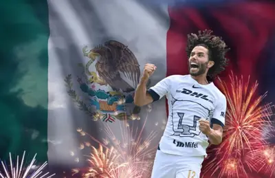 César Huerta celebrando y bandera de México con fuegos artificiales/ Foto Villa del Palmar Loreto.