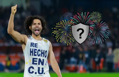 César Huerta celebrando y escudo entre fuegos artificiales/ Foto Diario AS.