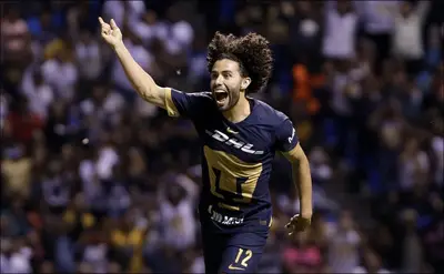 César Huerta recibió una falta por la espalda frente a Honduras.